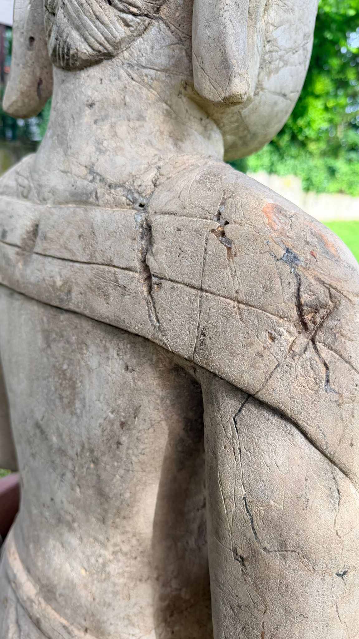 Schwere indonesische Tempelfigur aus etwa 500 Kilogramm Naturstein